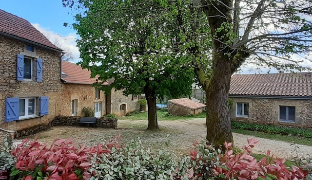 Quiet Tilleul gîte in wooded surroundings with secure swimming pool (6x12)