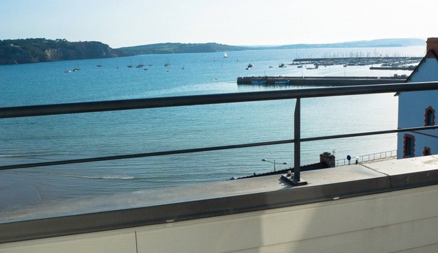 Quiet top floor flat with sea view