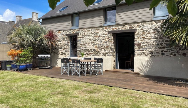 Quiet, town-center stone house with enclosed garden.