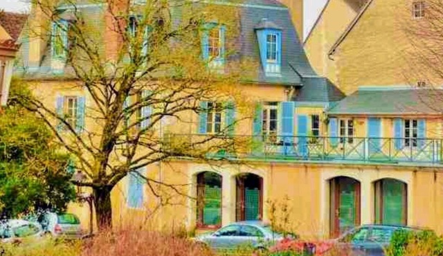 Quiet town center, terrace and pool table, parking nearby