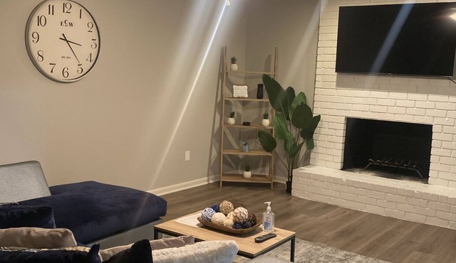 Quiet Townhome close to Bars, Hospitals, and Football Stadium