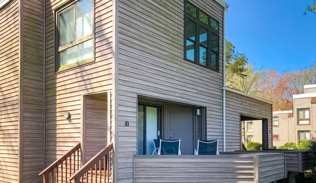 Quiet townhome on the golf course with deck, central AC & paid-access pool