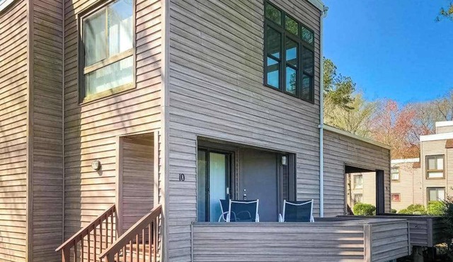 Quiet townhome on the golf course with deck, central AC & paid-access pool