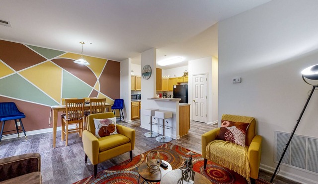 Quiet Townhome with Full Kitchen, Private Washer/Dryer, WiFi & Central AC