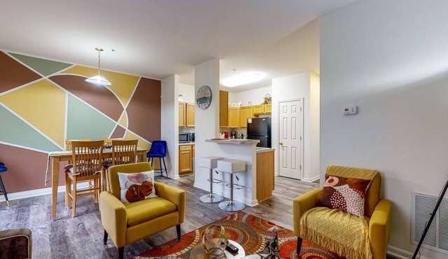 Quiet Townhome with Full Kitchen, Private Washer/Dryer, WiFi & Central AC