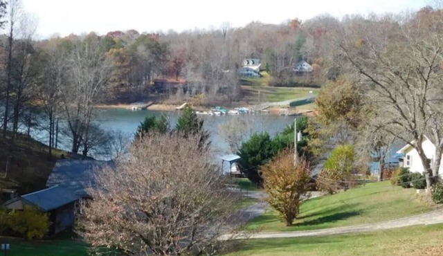 Quiet Townhouse - Cozy Gas Fireplace - Near Lake Chatuge