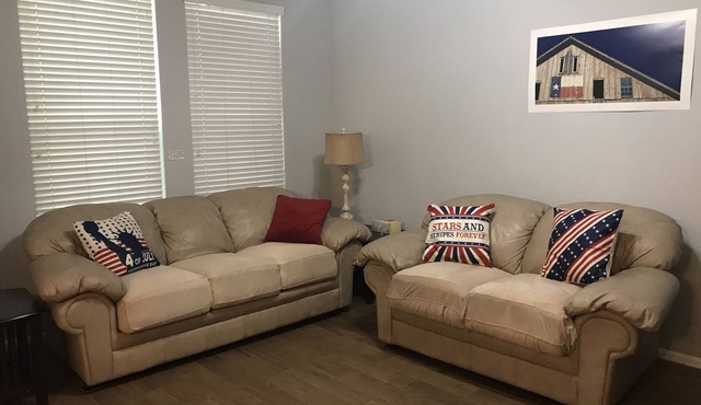 Quiet townhouse, easy access to 1604 and 281