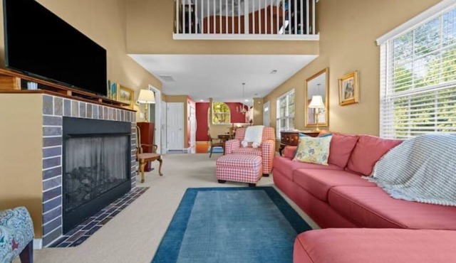 Quiet Townhouse near the airport and beltline