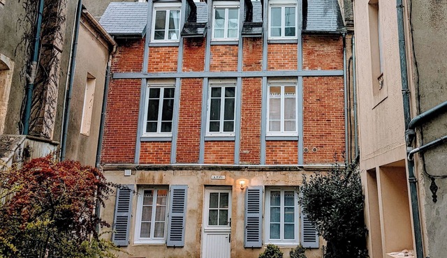 Quiet townhouse on the front shore, nearby restaurants & shops, 10m from the sea