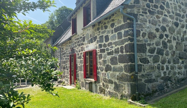 Quiet traditional Auvergne renovated house, lots of comfort, exceptional setting