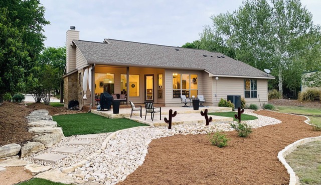 Quiet tree lined street, 1 minute from downtown Boerne