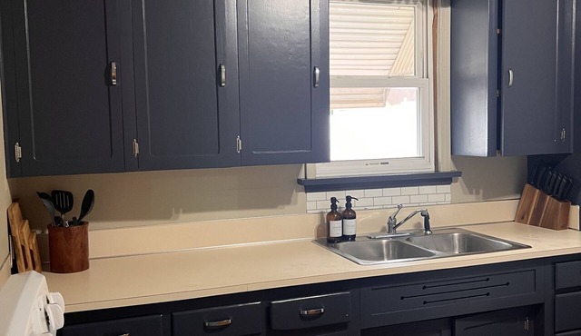 Quiet Two Bedroom Apartment. Discount for traveling workers.