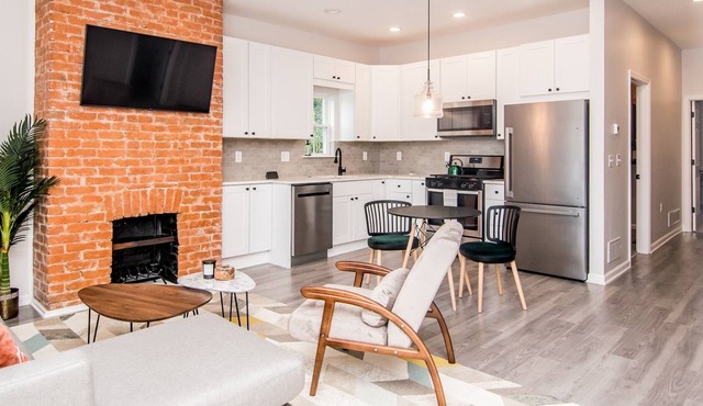 Quiet urban apt w/hot tub, close to major hospitals, pets ok