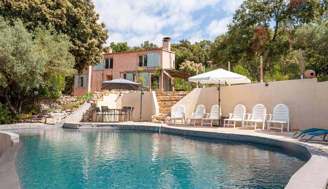 Quiet vacation home with private pool