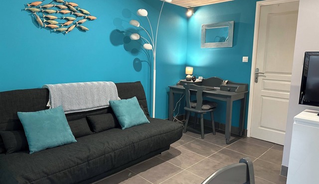 Quiet vacation in small house with enclosed garden