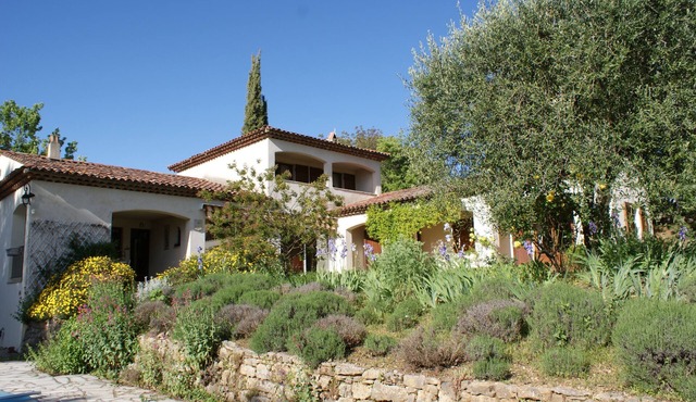 Quiet vacations in a large property in the heart of the Pays de Fayence.