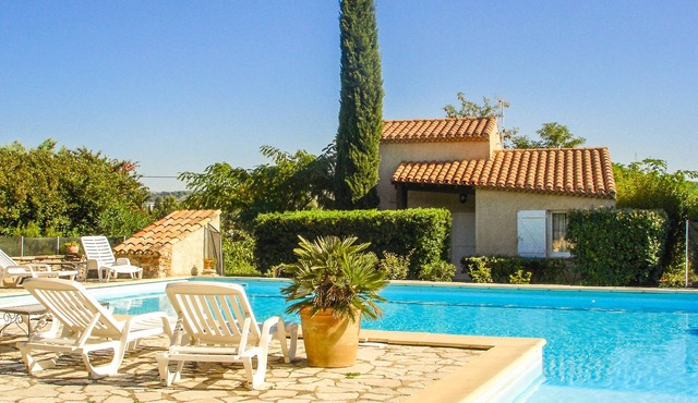 Quiet villa classified 4* in vineyard with large pool