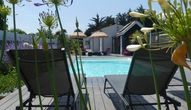 Quiet villa. Swimming pool, terrace, garden, 4 bathrooms. Beach and bike paths.