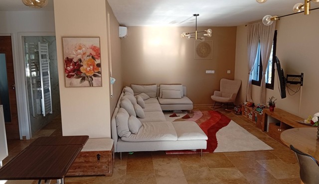 Quiet villa - 10 minutes from beaches and airport