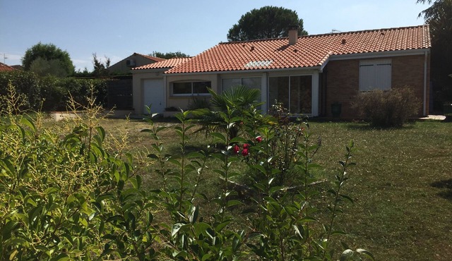 Quiet villa 15 minutes from Cité d'Espace. Pets allowed