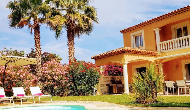 Quiet villa Beach 10' walk Outdoor SPA Heated pool Boules court