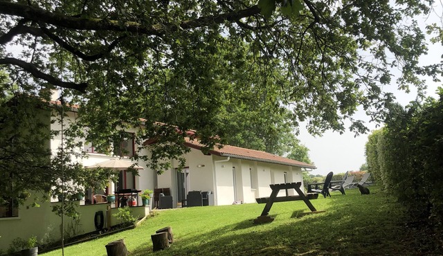 Quiet villa between sea and mountains