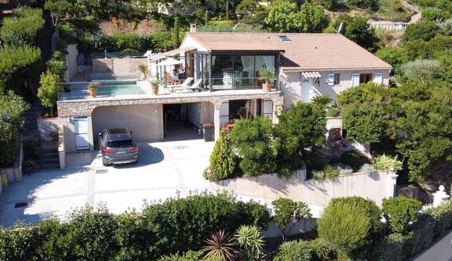 quiet villa, decorated in a Provencal style, with a large terrace and a swimming pool