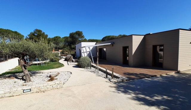 Quiet villa with heated pool and spa