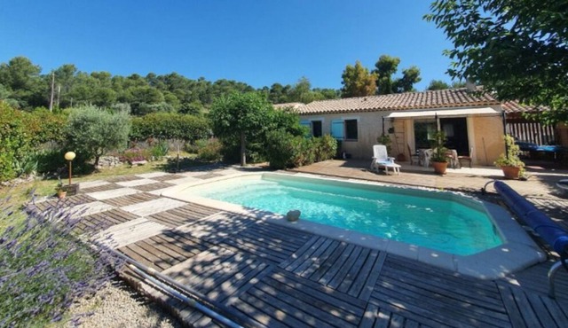 Quiet villa with swimming pool in Sillans-la-cascade