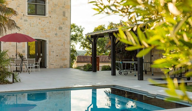 Quiet Villa in a country hamlet with AC, private heated pool, pétanque court.