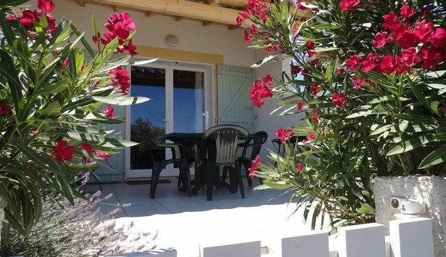 Quiet villa in a small residence close to the sea