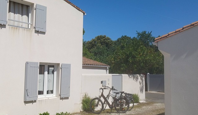 quiet villa in the heart of a pine forest near bike paths