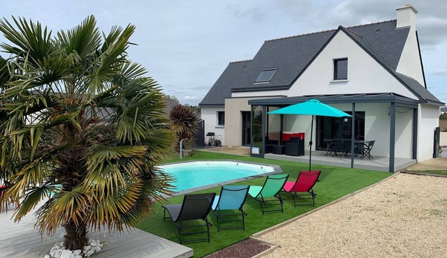 Quiet villa near the sea with heated pool