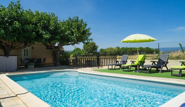 Quiet villa - private pool and fenced garden
