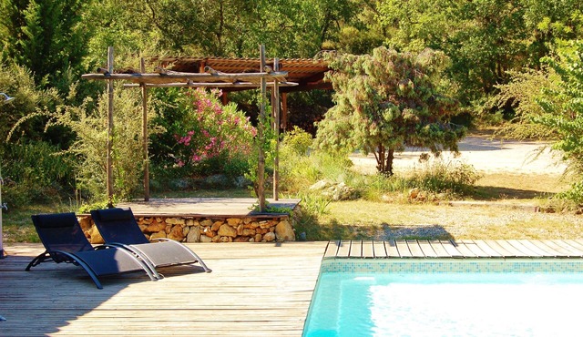 quiet villa, swimming pool and jacuzzi in the heart of green Provence.