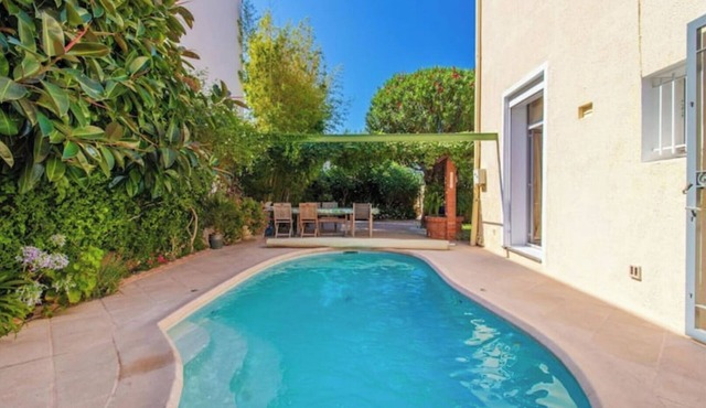 Quiet villa top with shared pool. Close to port and beaches.