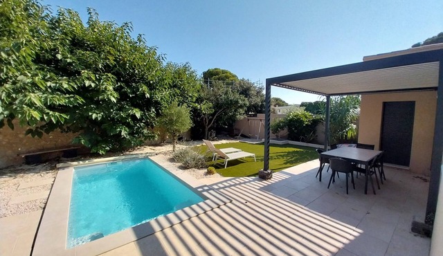 Quiet villa with swimming pool, 300m from the sea, shops and port