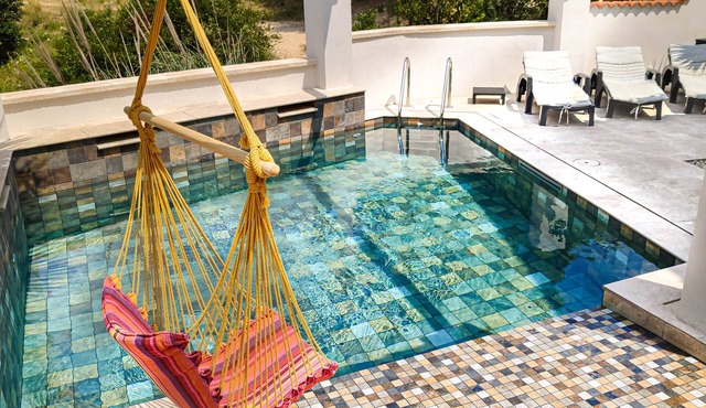 Quiet villa with swimming pool and private garden. Beach and village 800 m'away