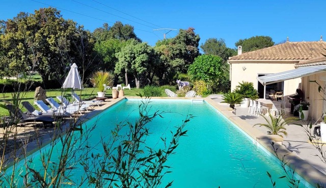 Quiet villa with large pool located 10 minutes from the sea, air conditioning and greenery.