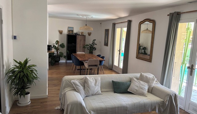 Quiet villa with pool close to the sea