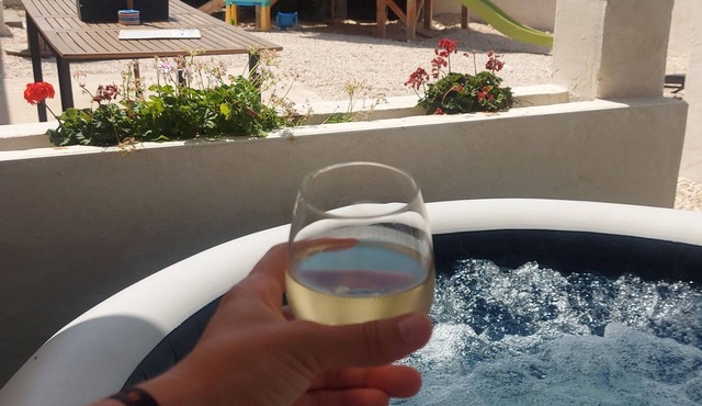 Quiet villa with its jacuzzi located between the city of Carcassonne and the beach.