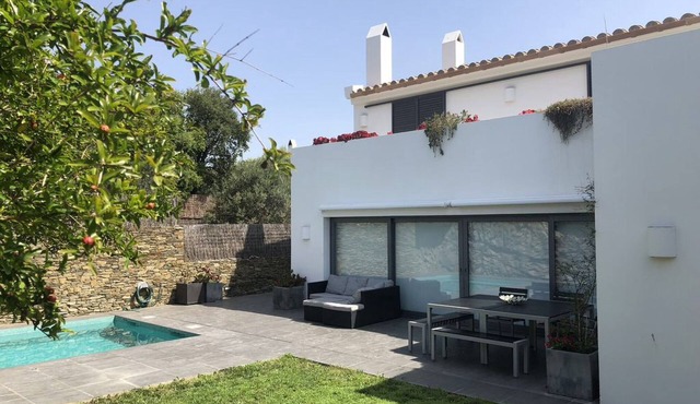 Quiet villa with pool and near the sea.