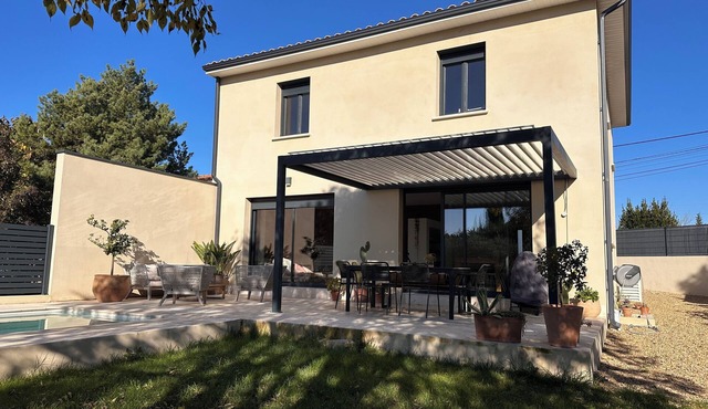 Quiet villa with pool