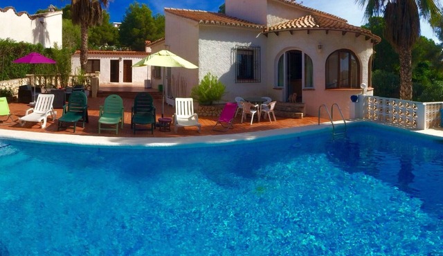 Quiet villa with private pool, close to the sea