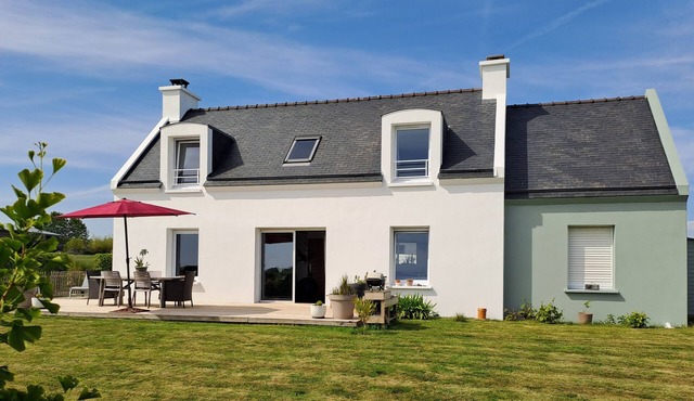 Quiet villa with sea view