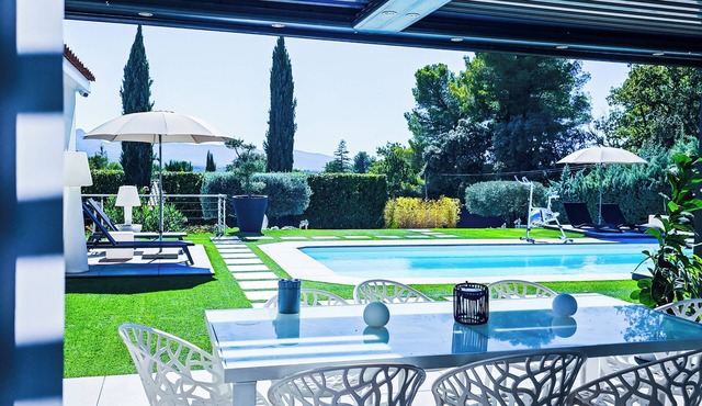 Quiet villa with swimming pool, Jacuzzi, boules court, 25 min from Aix en Provence.