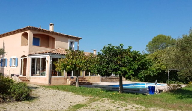 Quiet villa with swimming pool 2km from the center of Cotignac