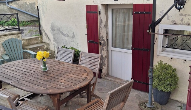 Quiet village house with terrace for 4 people