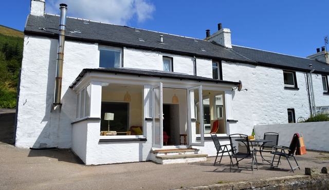Quiet village location in beautiful valley close to Dunoon, Argyll. Sleeps 7, pet friendly