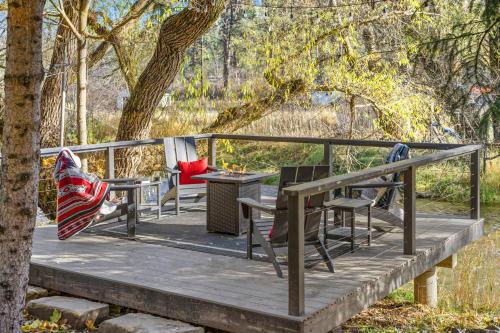 Quiet Waterfront Cottage on the Little Spokane River